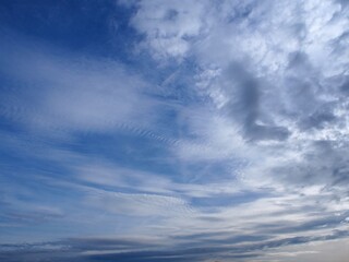 Farbiger Himmel mit interessanten Wolken als Hintergrund	