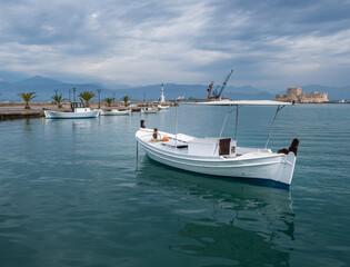 Fototapeta na wymiar white boat in the harbor