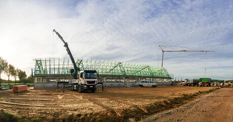 Fototapeta premium Baustelle: Dachaufbau eines Tierwohl-Schweinestalles.