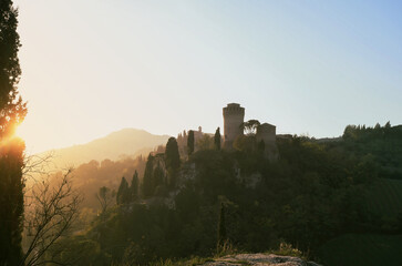 Obraz premium il piccolo borgo medievale di Brisighella visto dalla torre dell'orologio
