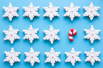 Gingerbread in the form of snowflakes on a blue background.