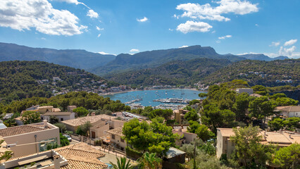 Obraz premium Port de Soller and mountains from Serra de Tramuntana