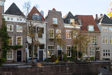 Fototapeta na wymiar Canal houses along the quay of the historic harbor in Den Bosch.