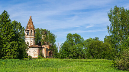 Fototapeta na wymiar Abandoned Orthodox church