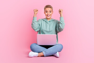 Full length photo of overjoyed positive lady wear trendy clothes rejoice buy cool quality netbook macbook isolated on pink color background