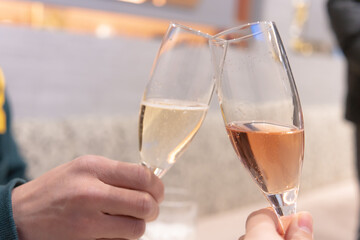 婚活パーティーの参加してシャンパンで乾杯