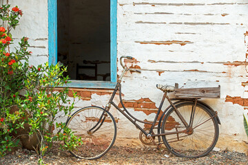 Fototapeta na wymiar Old bicycle leaning against the wall of rural house on Brazil