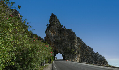 Fototapeta premium Tunnel sur la route côtière de via Mingardo