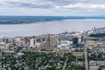 Obraz premium Downtown Anchorage, Alaska with buildings and Cook Inlet.