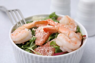 Delicious salad with pomelo, shrimps and tomatoes in bowl, closeup