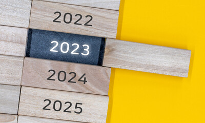 Express the process of changing to 2023 with wooden BLOCK
