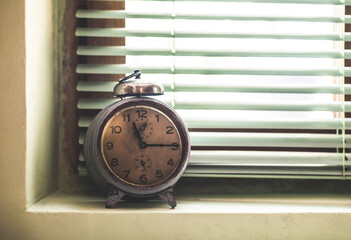 Vintage watch to the window - 556583730