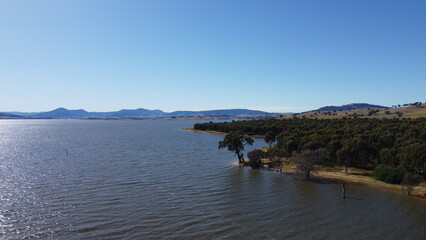 Obraz premium The aerial drone point of view photo at Bowna Waters Reserve is natural parkland on the foreshore of Lake Hume popular boat launching location in Albury, NSW ,Australia.