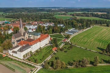 Fototapeta na wymiar Das Kloster St. Ottilien nördlich des Ammersees in Oberbayern aus der Luft