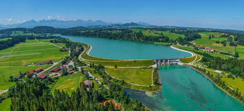 Ausblick auf den Premer Lechsee und die Lechstaustufe 2 im westlichen Oberbayern