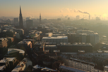 Frostiger Wintermorgen in Hamburg; Blick von St. Michaelis auf Altstadt und Speicherstadt