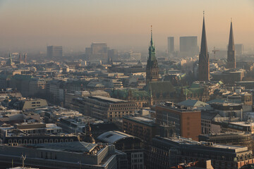 Naklejka premium Winterliches Hamburg; Blick von St. Michaelis über Rathaus, St. Petri und St. Jakobi zum Berliner Tor 