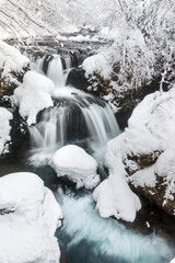 北海道伊達市、深い雪に覆われた冬の三階滝【12月】
