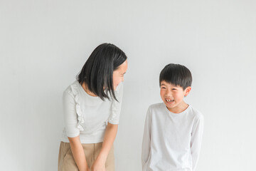 笑顔で話す子供の姉弟・兄弟（小学生・中学生・お姉ちゃん・弟）
