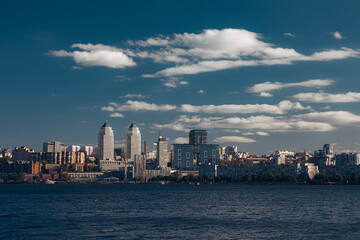 Obraz premium A large body of water with a city in the background