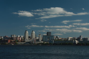 Fototapeta premium A large body of water with a city in the background