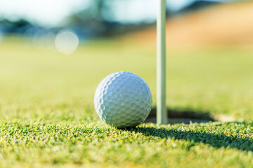 芝生が綺麗なゴルフ場のグリーン