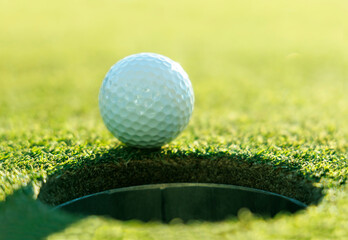 芝生が綺麗なゴルフ場のグリーン