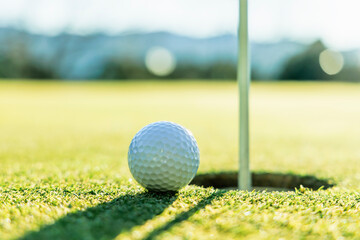 芝生が綺麗なゴルフ場のグリーン