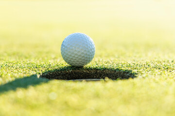 芝生が綺麗なゴルフ場のグリーン