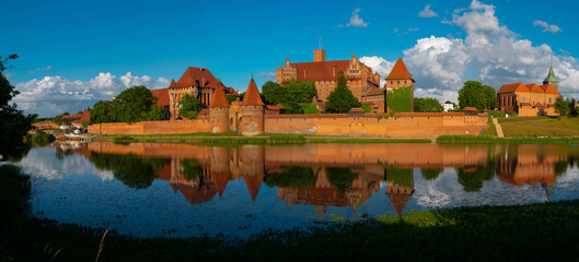 Obraz premium 2022-06-13. panoramic view of castle of the Teutonic Knights Order in Malbork, Poland, is the largest castle in the world. Malbork Poland