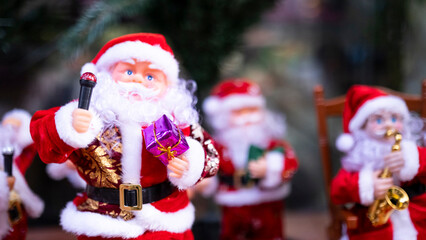 Obraz premium Santa claus and friends at new year celebration, New year greeting card, with space