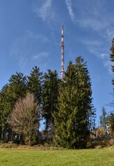 Obraz premium Lichtenberg, Linz, Sender, Grundnetzsender, Sendemast, Rohrmast, DAB+, Digitalradio, UKW; DVB-T2, Radio, Fernsehen, Analog, Digital, TV, Rundfunk, Oberösterreich, Mühlviertel, Antenne, Sendeantenne, V