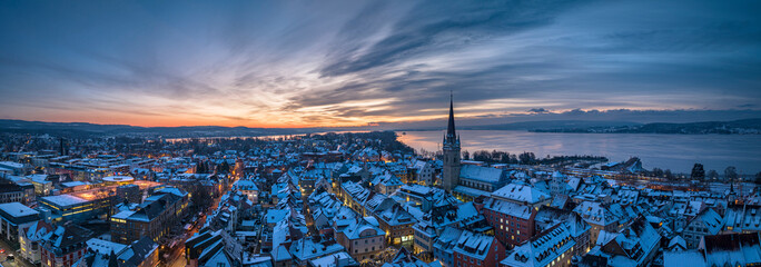 Luftbild der Stadt Radolfzell am Bodensee an einem Wintermorgen vor Sonnenaufgang - obrazy, fototapety, plakaty