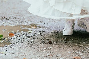 Chaussures de la mariée dans la boue