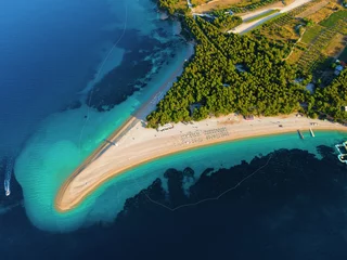 Papier Peint photo Plage de la Corne d'Or, Brac, Croatie Vue aérienne par drone de la plage de Zlatni rat sur la mer Adriatique, Bol, île de Brac, Croatie