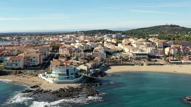 survol du cap d'Agde et Plage De La Conque dans le sud de la France, H&eacute;rault, Occitanie	