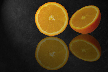 Apfelsine in gespiegelter weise auf schwarzen Hintergrund
