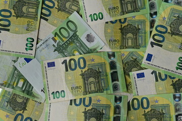 Fototapeta na wymiar The 100 Euro banknotes are arranged in random order