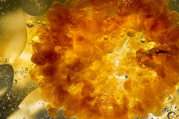 Des gouttes d'eau et d'huile de couleur or et du vinaigre