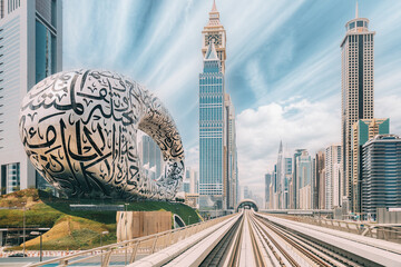 Chemin de fer de métro parmi les gratte-ciel de verre à Dubaï. Circulation dans la rue à Dubaï. Musée du Futur à Dubaï. Horizon du paysage urbain. Contexte urbain.