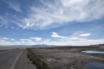 Route de montagne de l'altiplano andin. Pérou