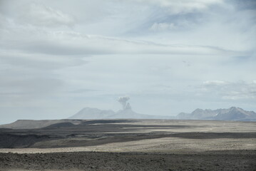  Volcan en éruption dans l'altiplano andin. Pérou