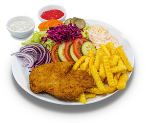 Schnitzel mit Pommes frites und Salat auf einem weißen Teller, freigestellt