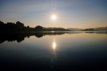 Fototapeta na wymiar sunset over lake Coucher de soleil sur le lac Aigubelette
