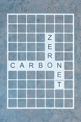 Mots croisés avec les mots Carbone, Zéro Net. Concept d'écologie sur une grille de mots croisés.	