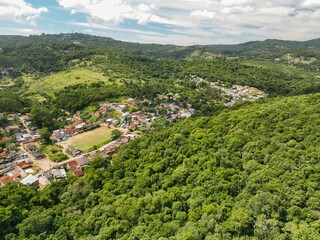 Foto aérea da Serra da Cantareira, em Mariporã, São Paulo, mostrando a mata atlântica