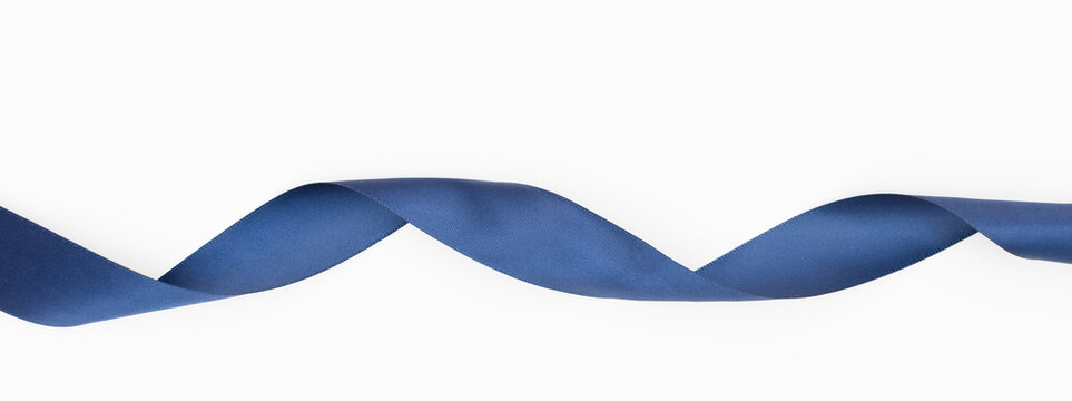 Ruban de satin pour paquet cadeau de couleur bleu, isol&eacute; sur du fond blanc. Arri&egrave;re-plan avec un ruban en torsade sur fond blanc.	