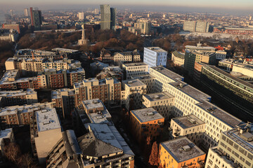 Obraz premium Hamburger Westen von St. Michaelis gesehen; Blick über die Wohnsiedlung an der Böhmkenstrasse, den Zeughausmarkt, den Millerntorplatz und den Alten Elbpark nach St. Pauli