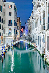 Fototapeta na wymiar night view from bridge of sights, the former prison of doges palace, Venice to the narrow canal in Venice,