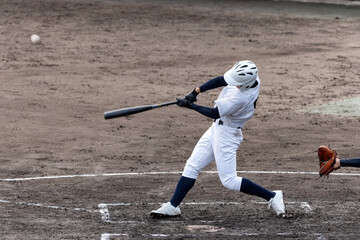 ヒットを打つ左打者（高校野球）